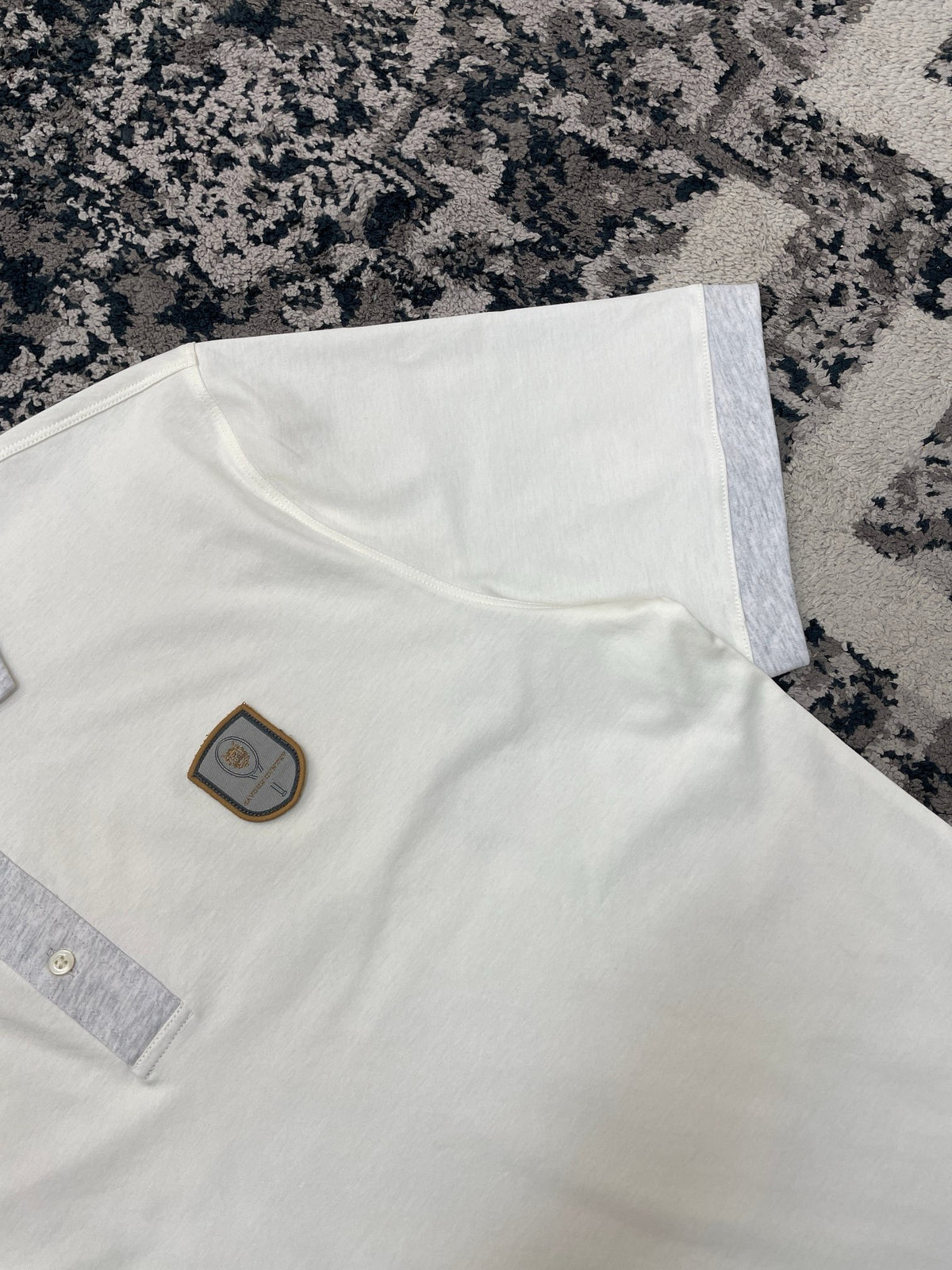 Polo azul y blanco