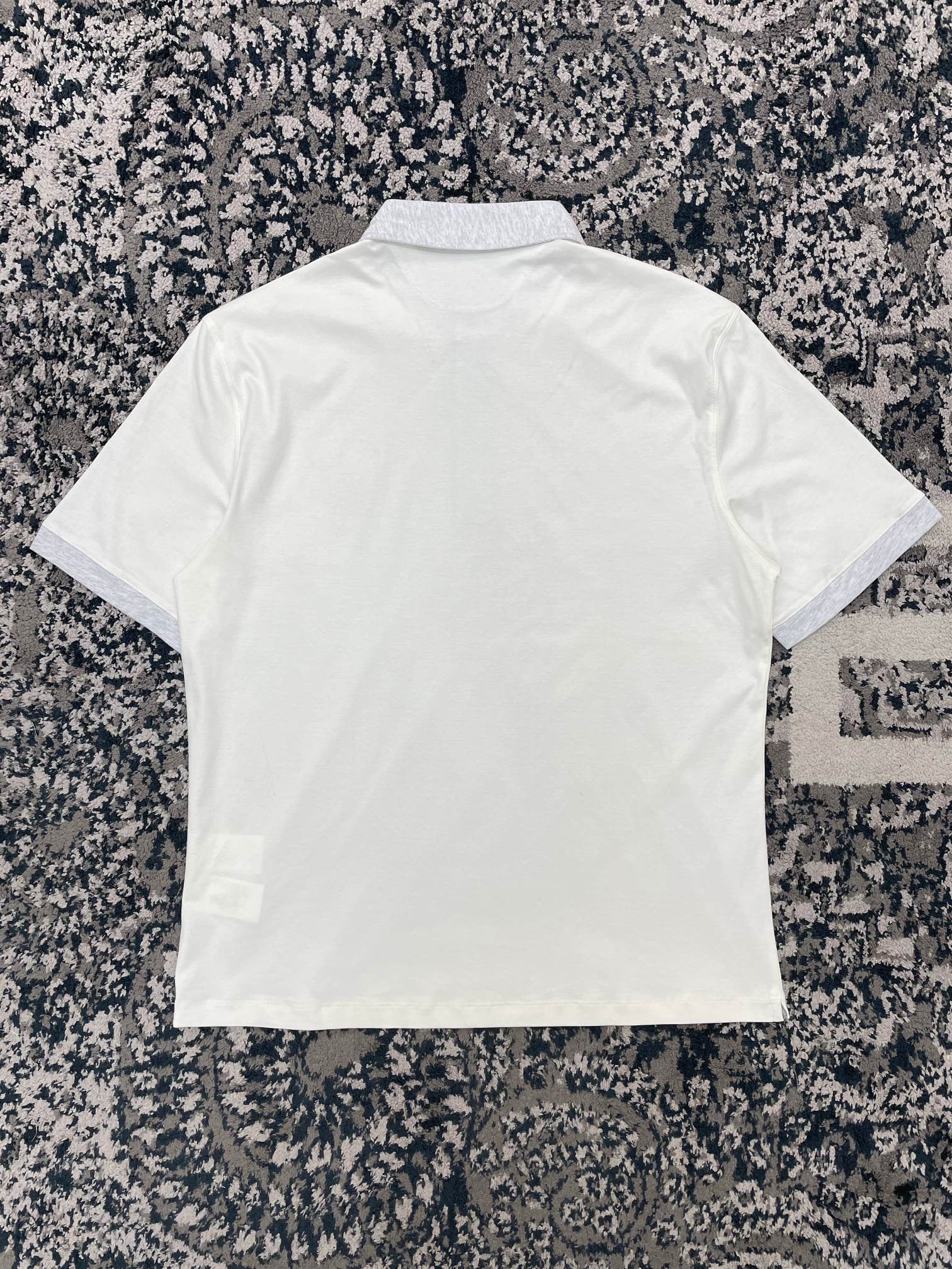 Polo azul y blanco