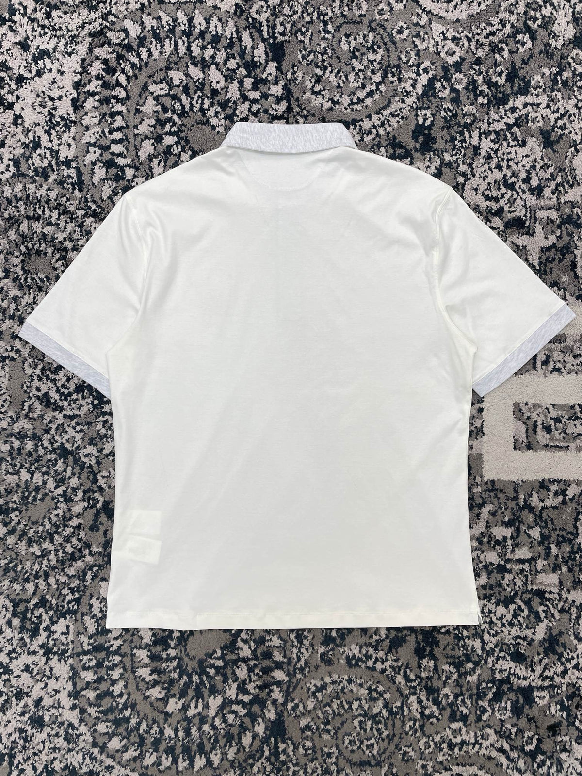 Polo azul y blanco