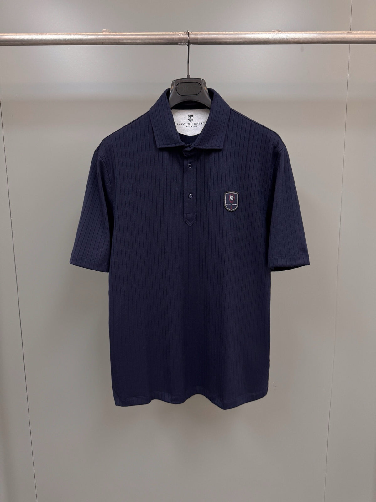Polo azul y blanco