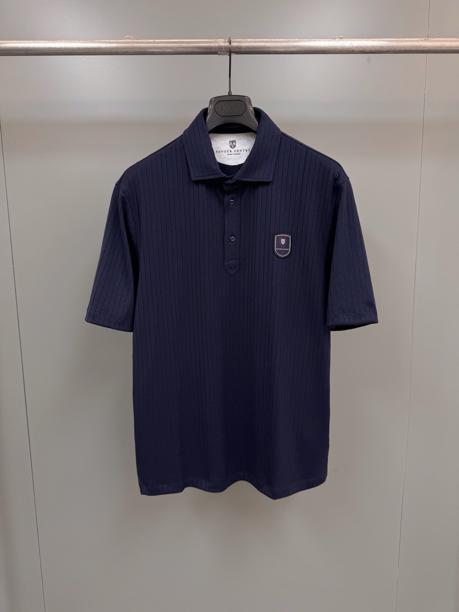Polo azul y blanco