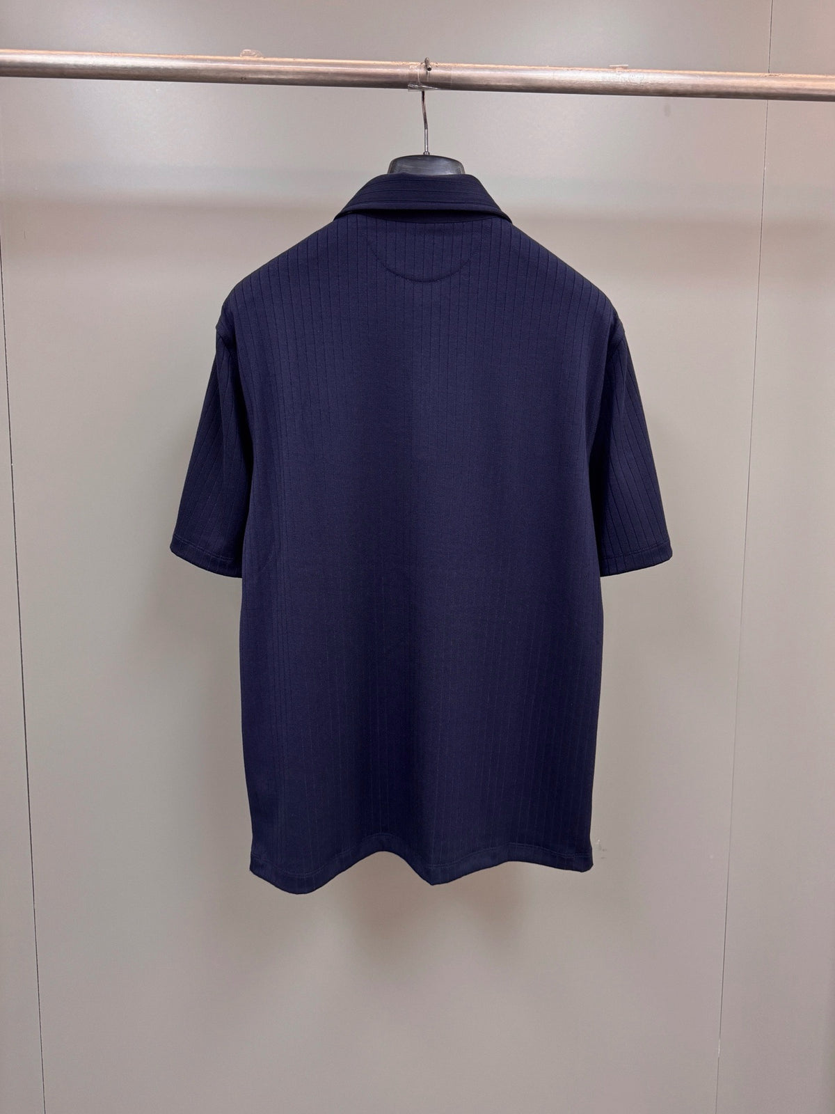 Polo azul y blanco