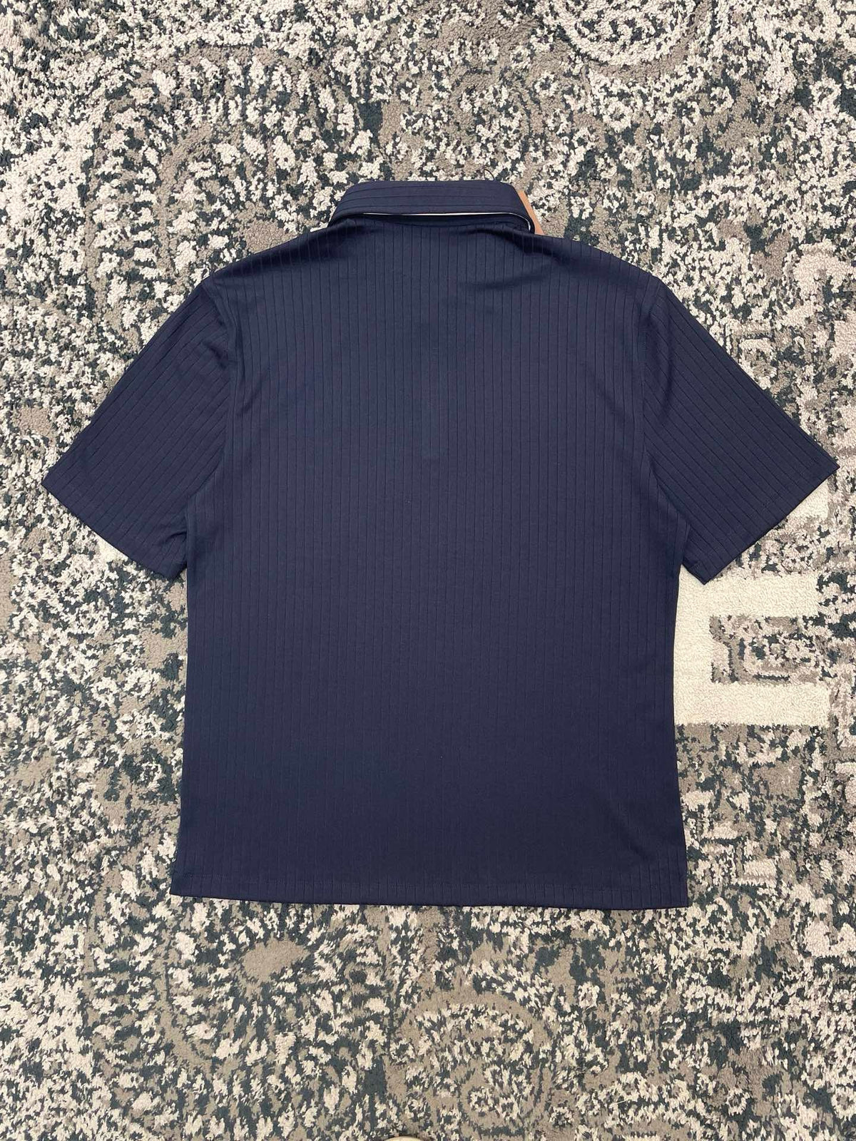 Polo azul y blanco