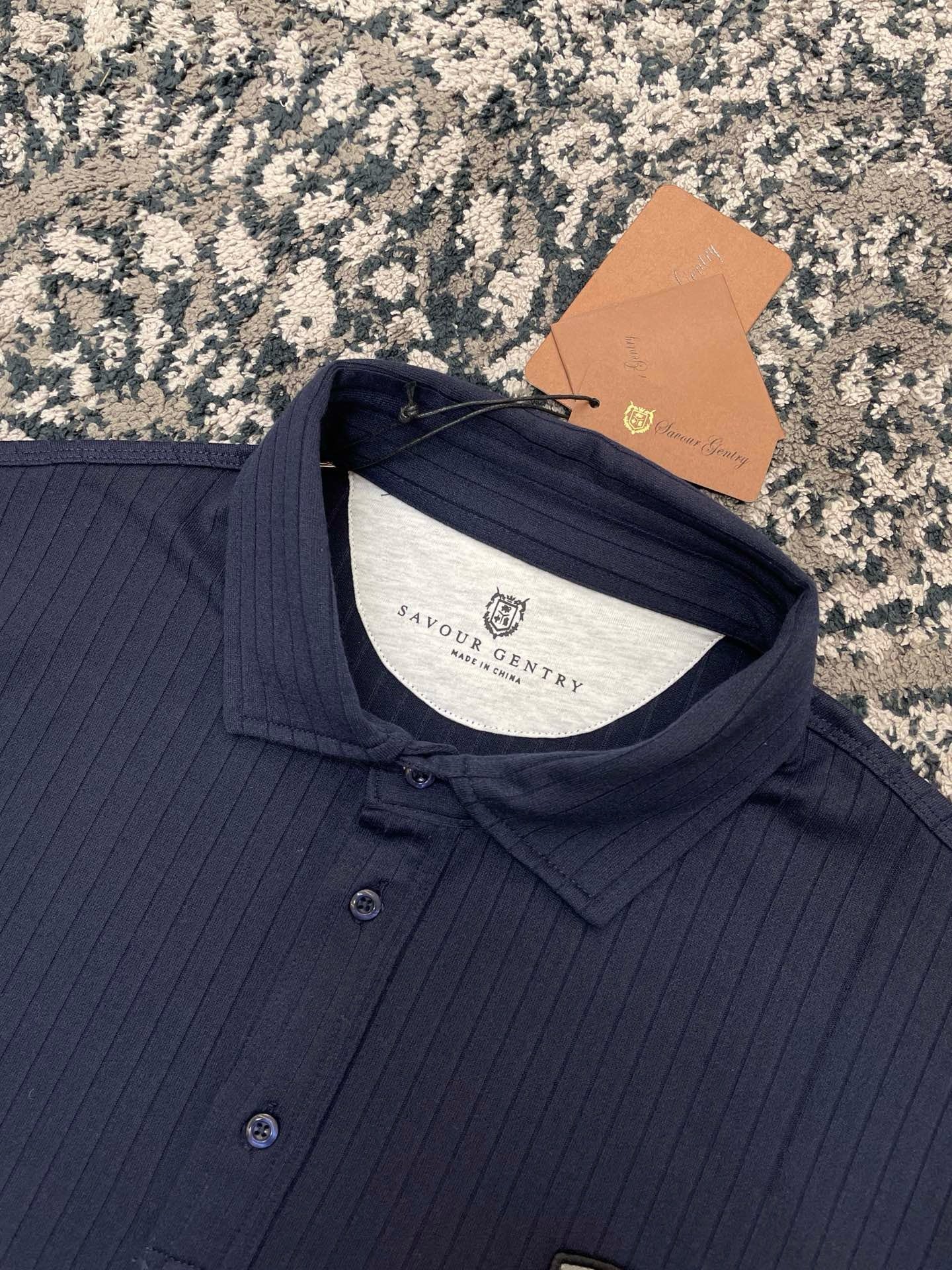 Polo azul y blanco
