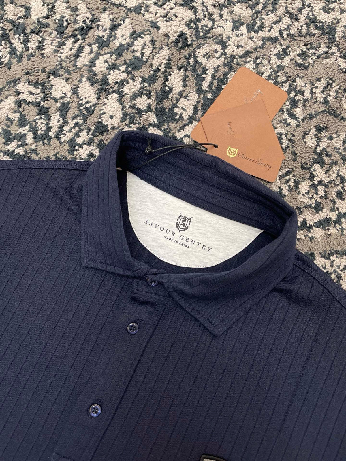 Polo azul y blanco