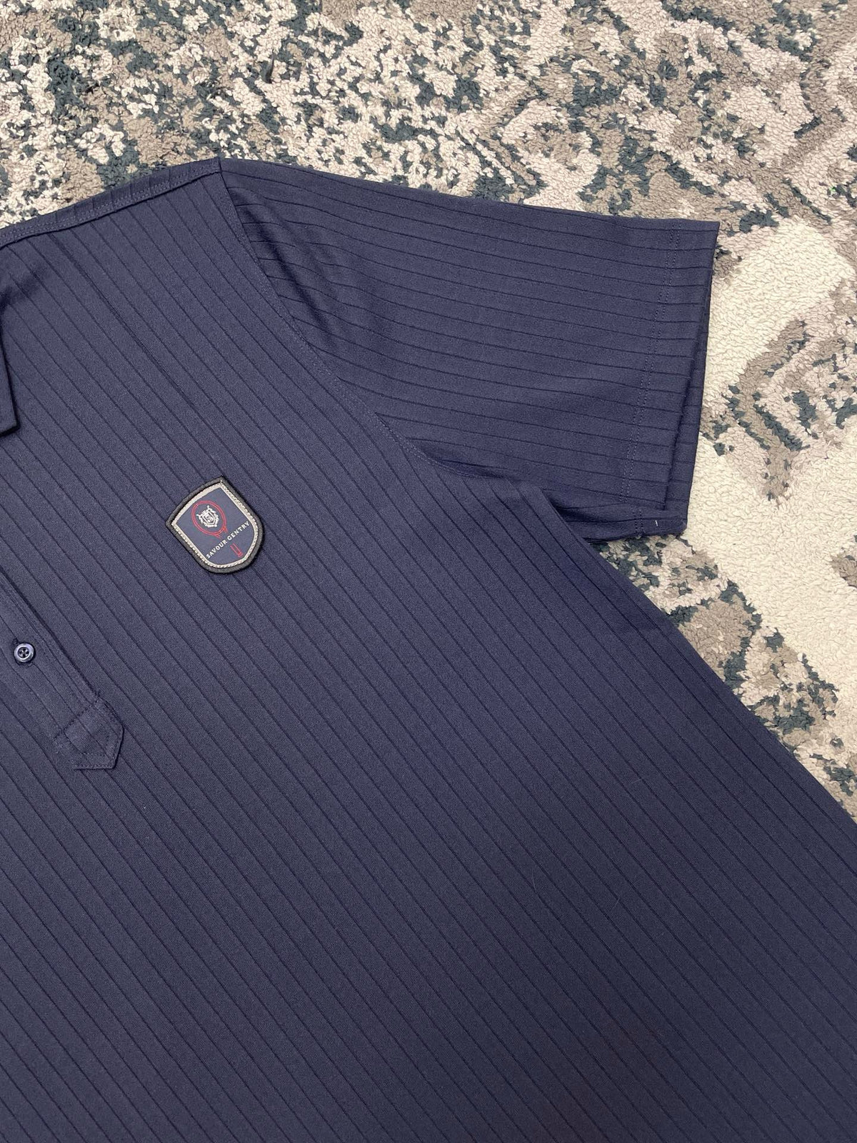 Polo azul y blanco