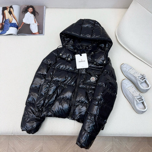 Schwarze, rosa und weiße Jacke