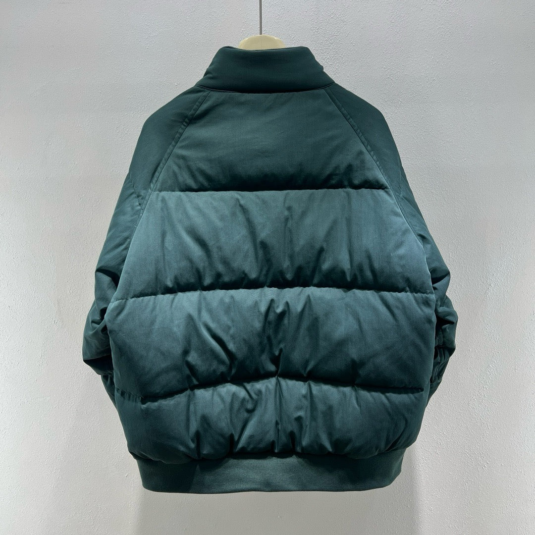 Chaqueta verde, negra y blanca