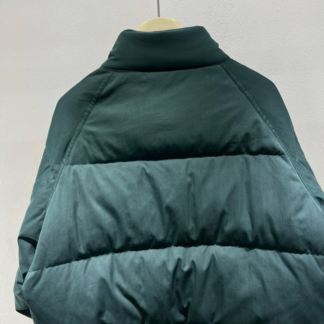 Chaqueta verde, negra y blanca