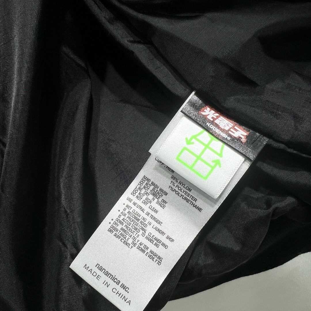 Chaqueta verde, negra y blanca