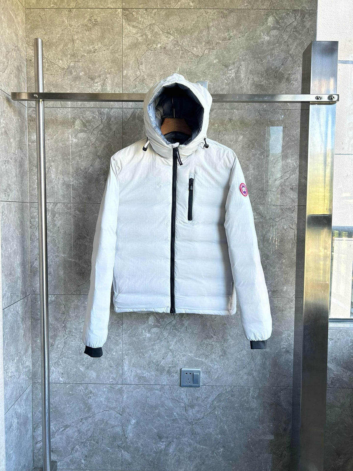 Chaqueta blanca y negra