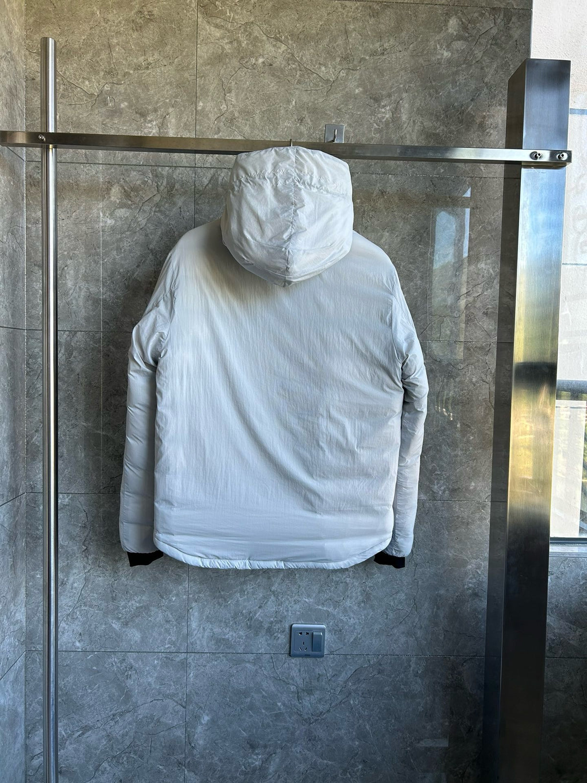 Chaqueta blanca y negra