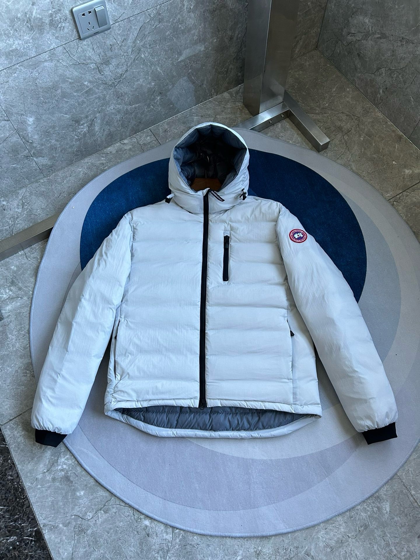 Chaqueta blanca y negra
