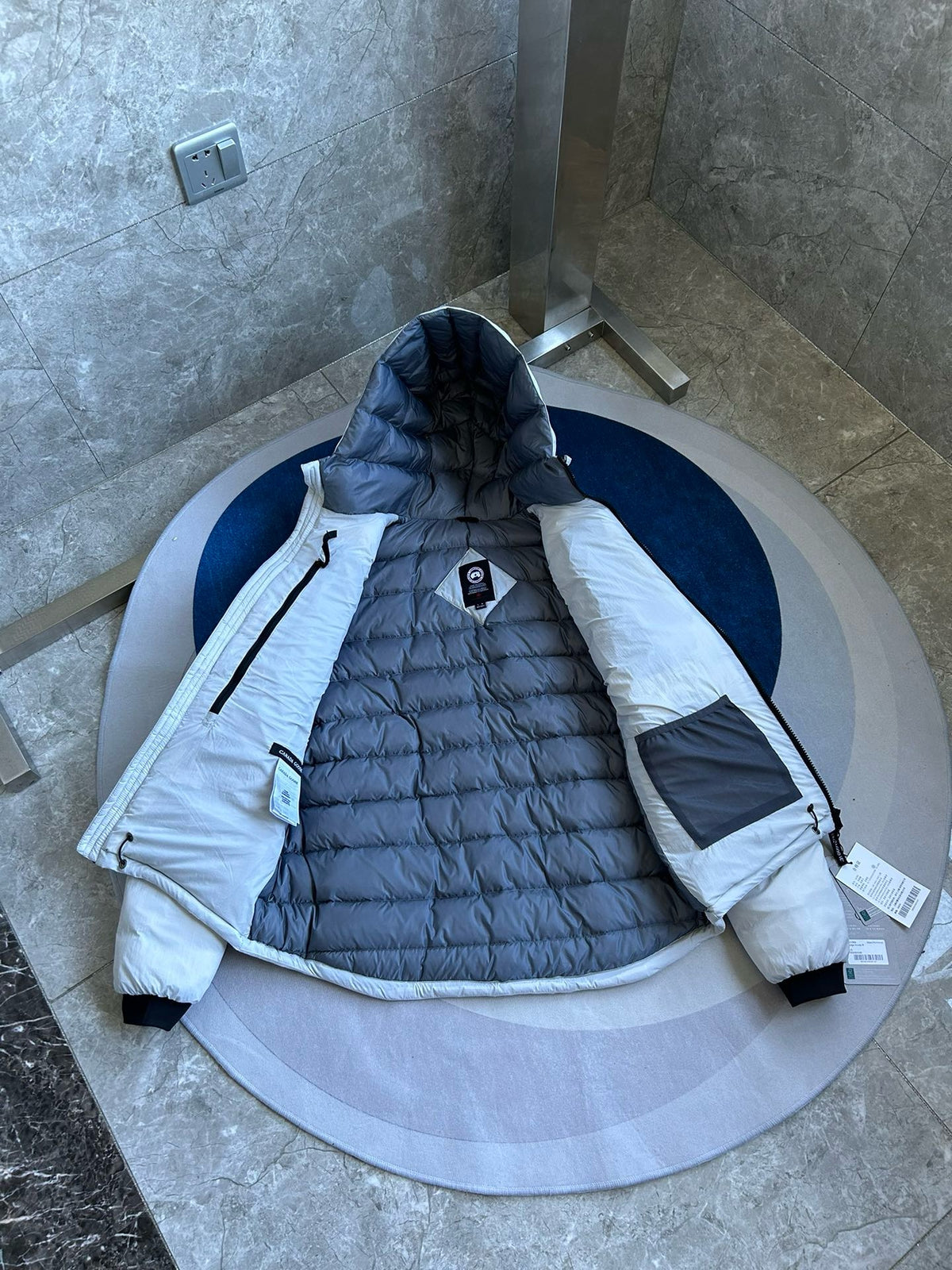 Chaqueta blanca y negra