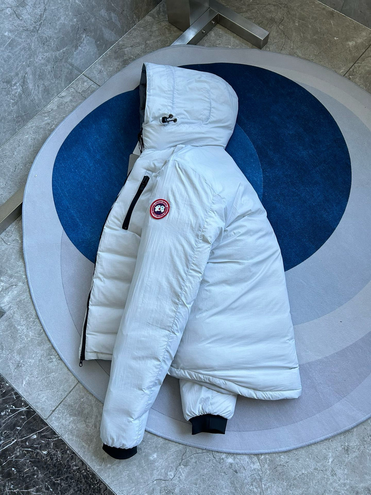 Chaqueta blanca y negra