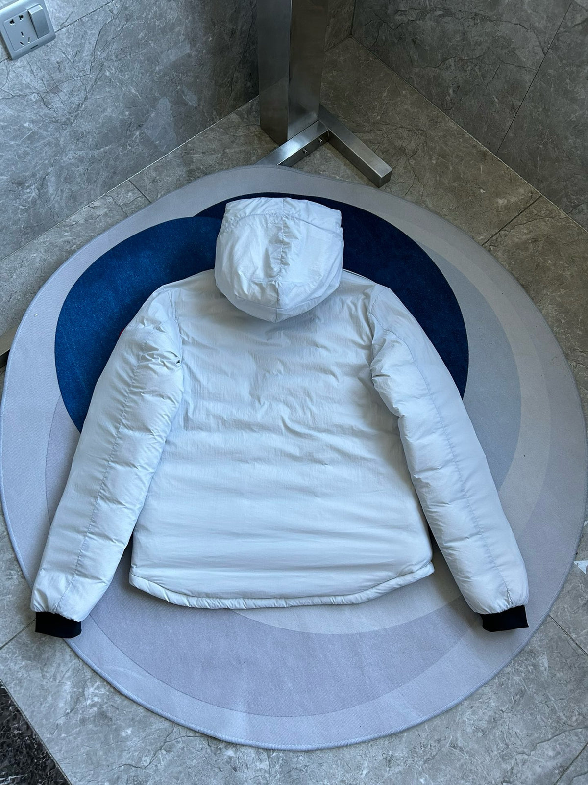 Chaqueta blanca y negra