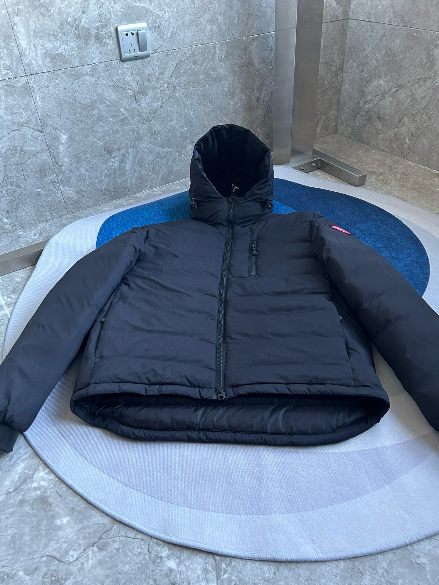 Chaqueta blanca y negra