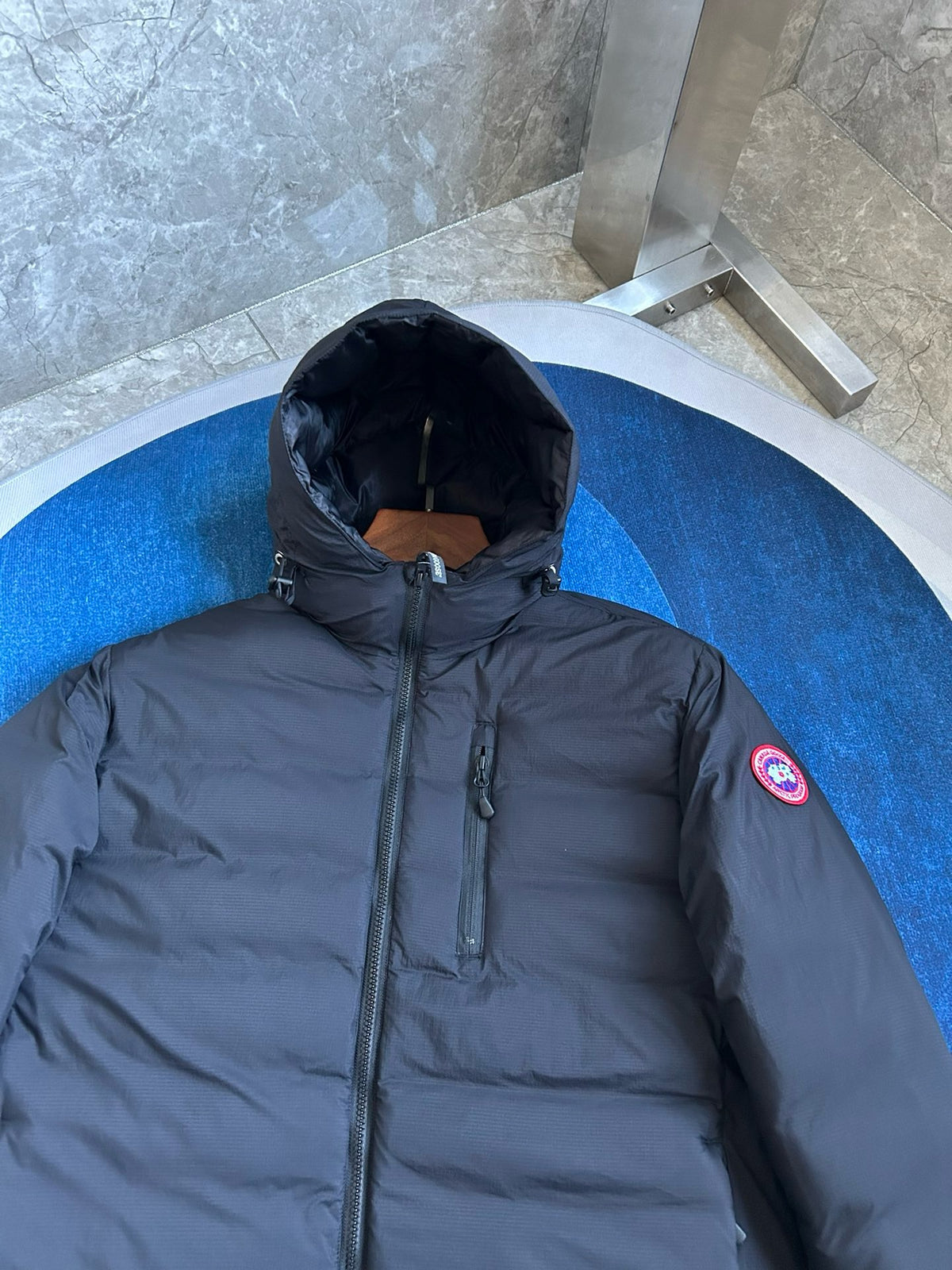 Chaqueta blanca y negra