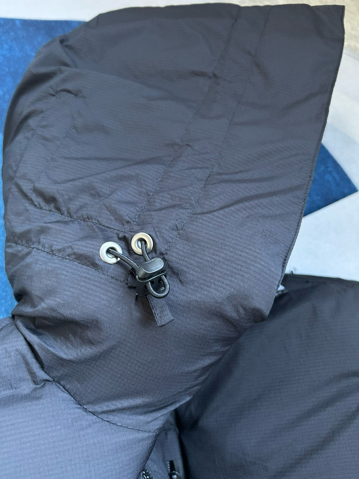 Chaqueta blanca y negra