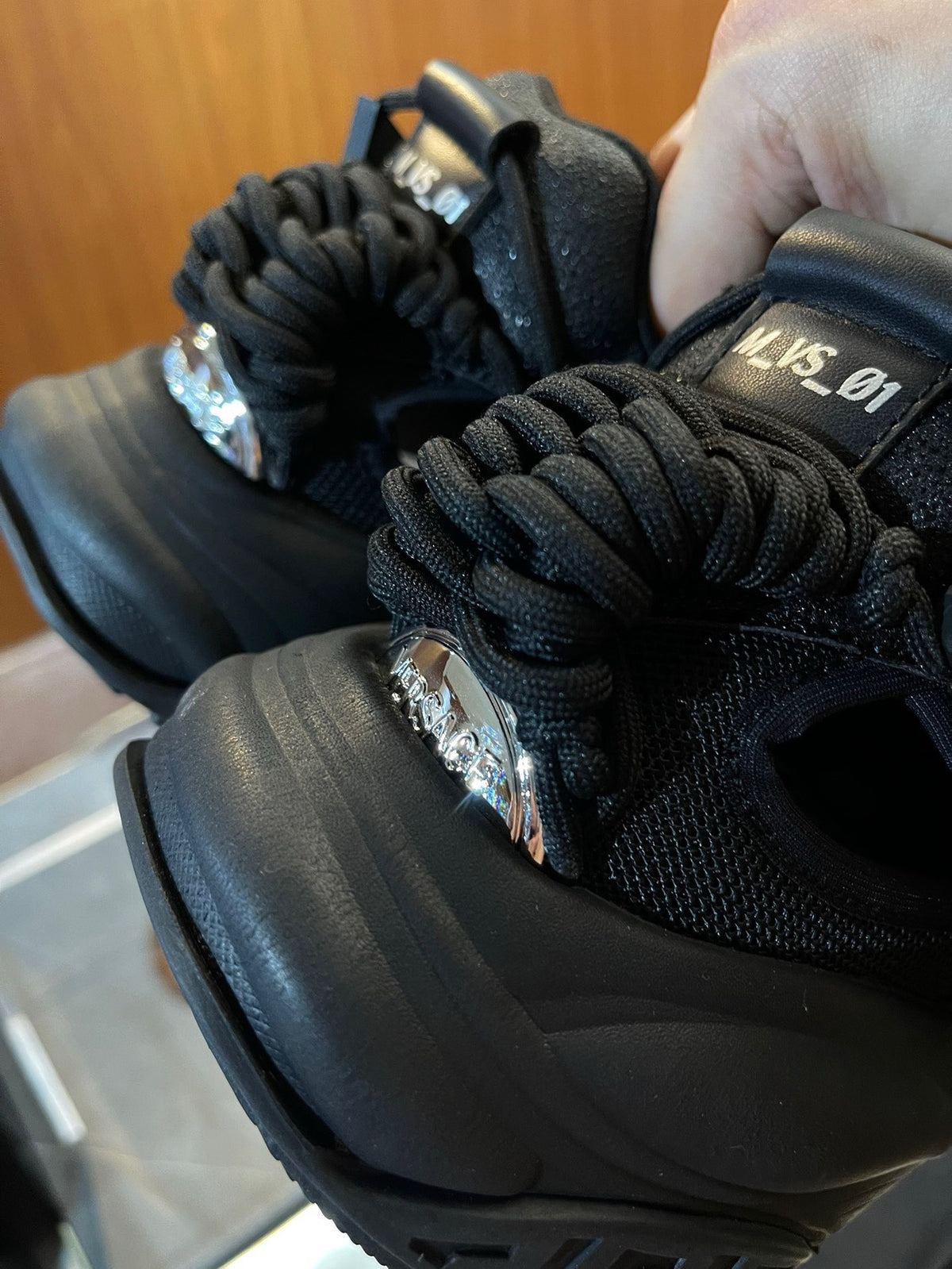 Zapatos blancos y negros