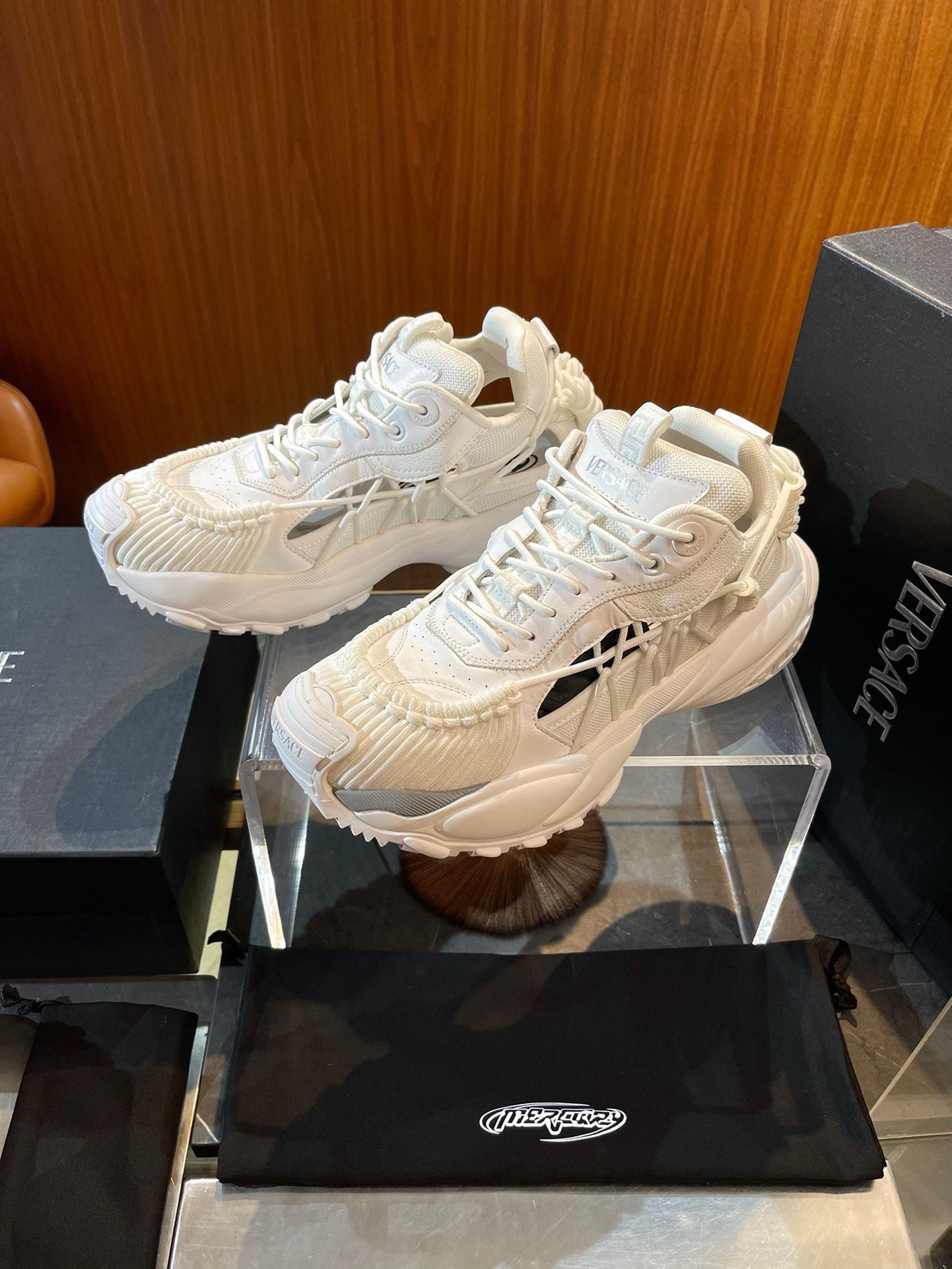 Zapatos blancos y negros