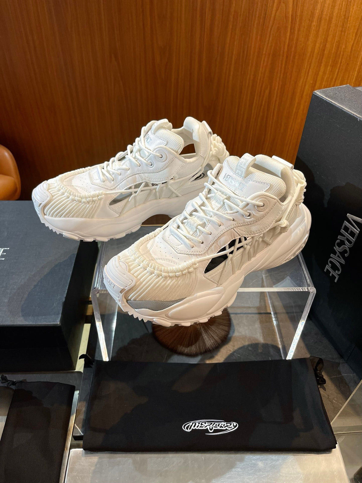 Zapatos blancos y negros