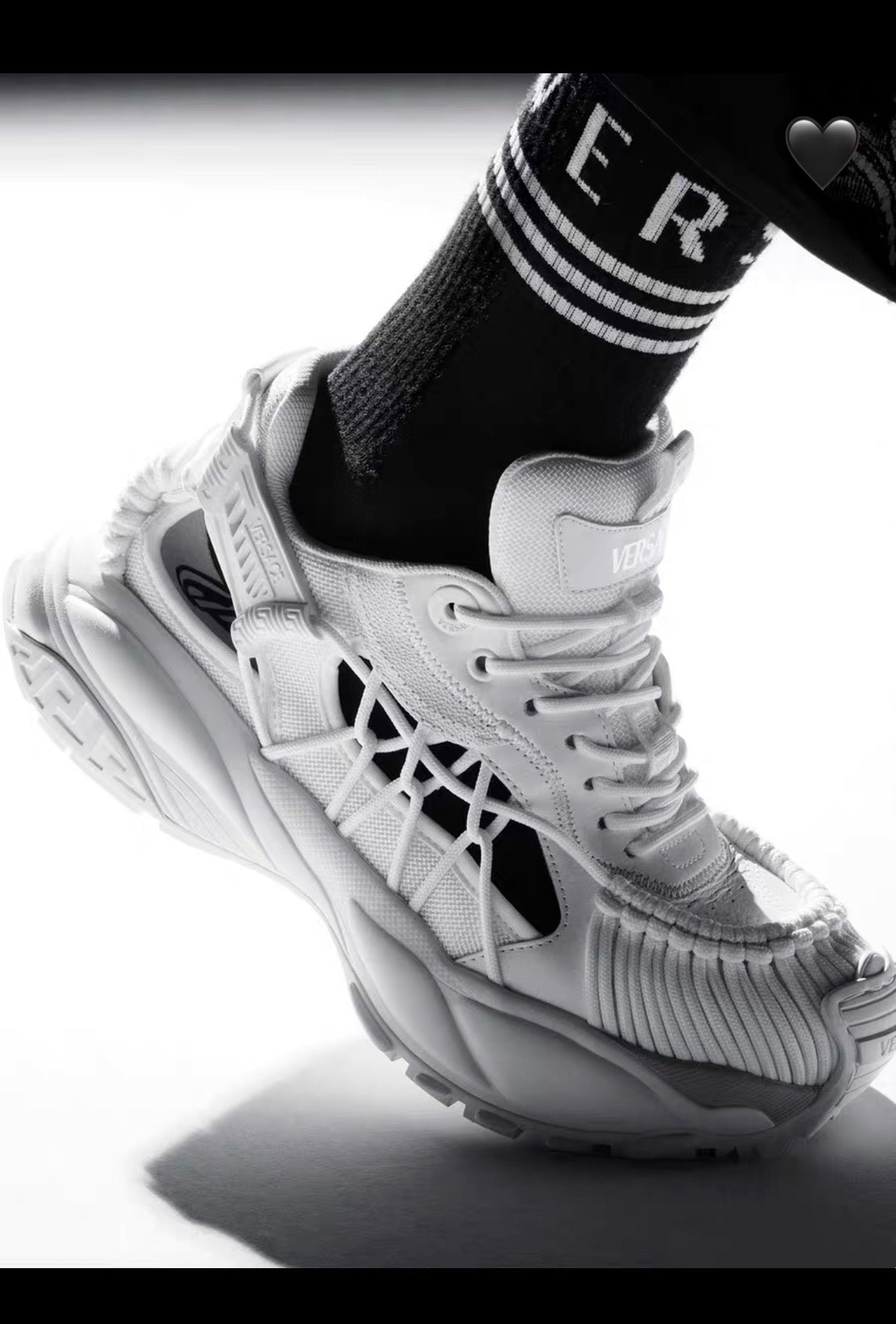 Zapatos blancos y negros