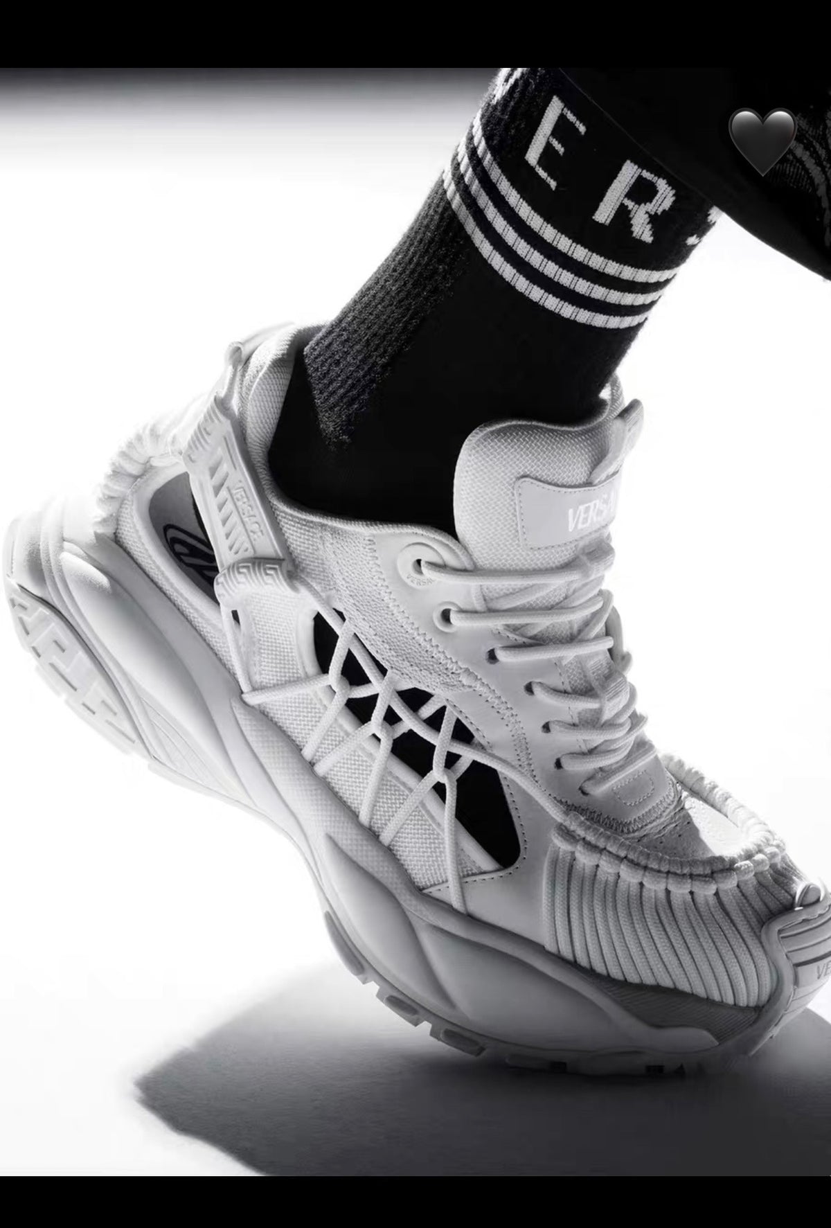 Zapatos blancos y negros