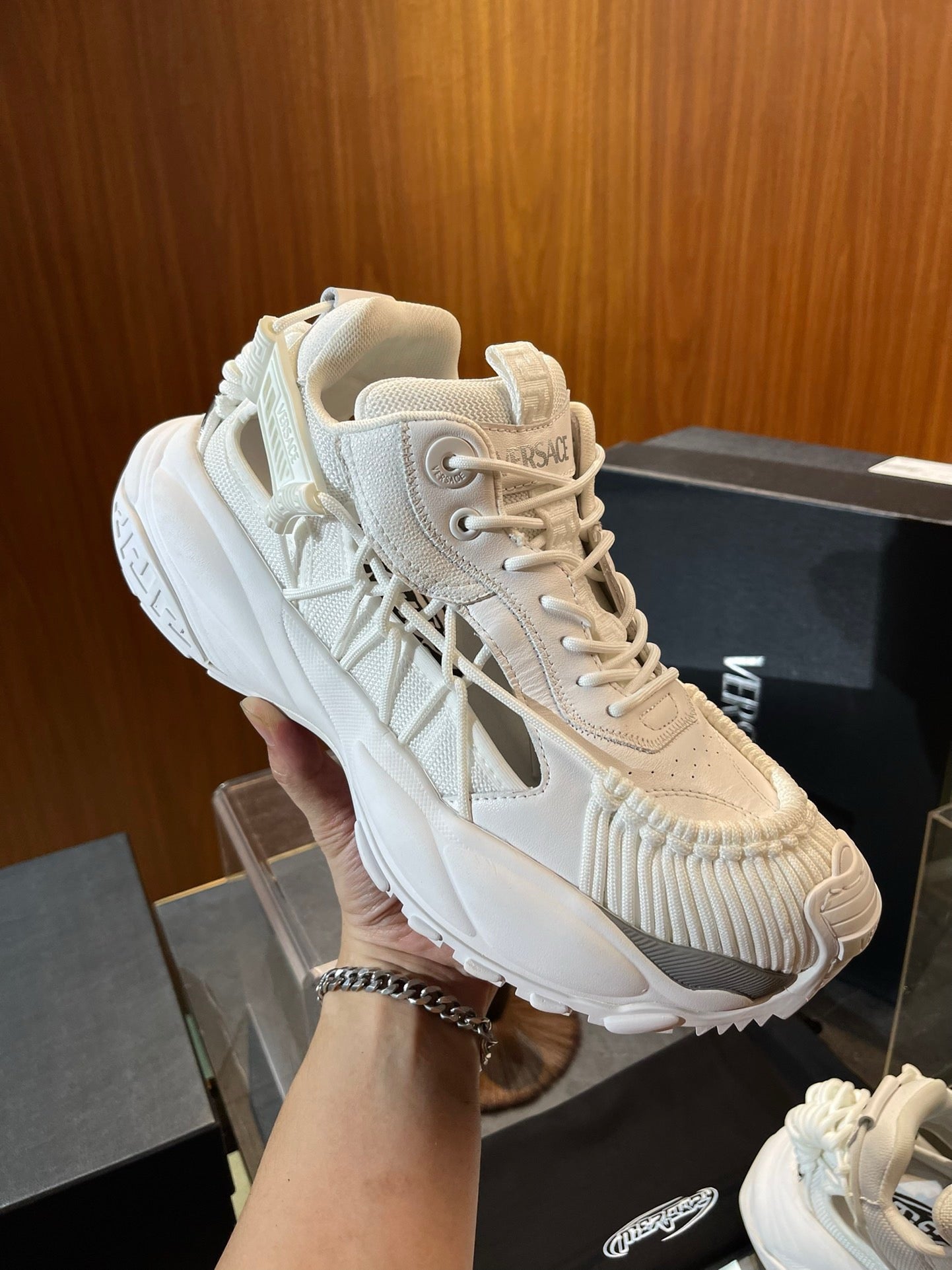Zapatos blancos y negros