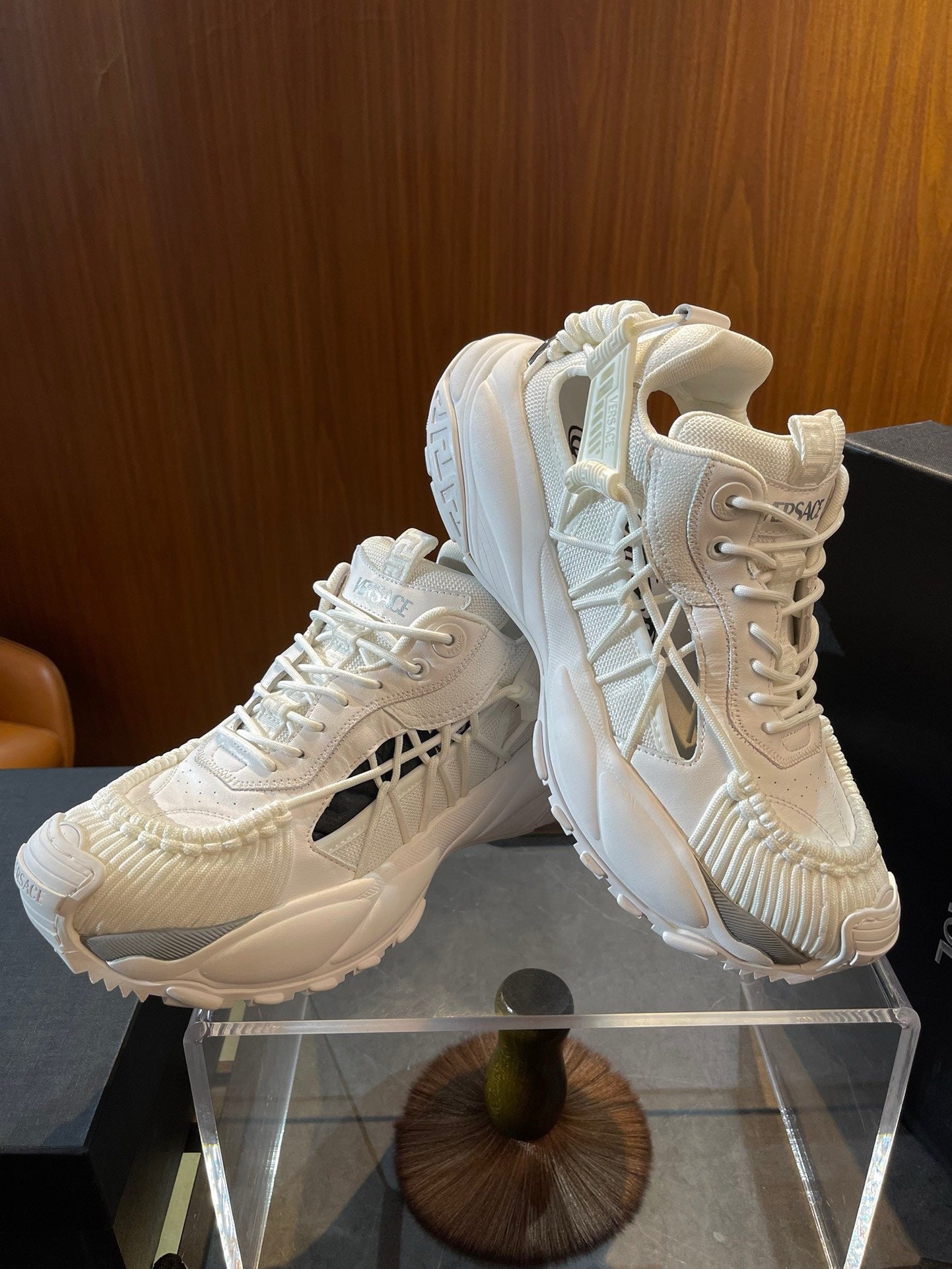 Zapatos blancos y negros
