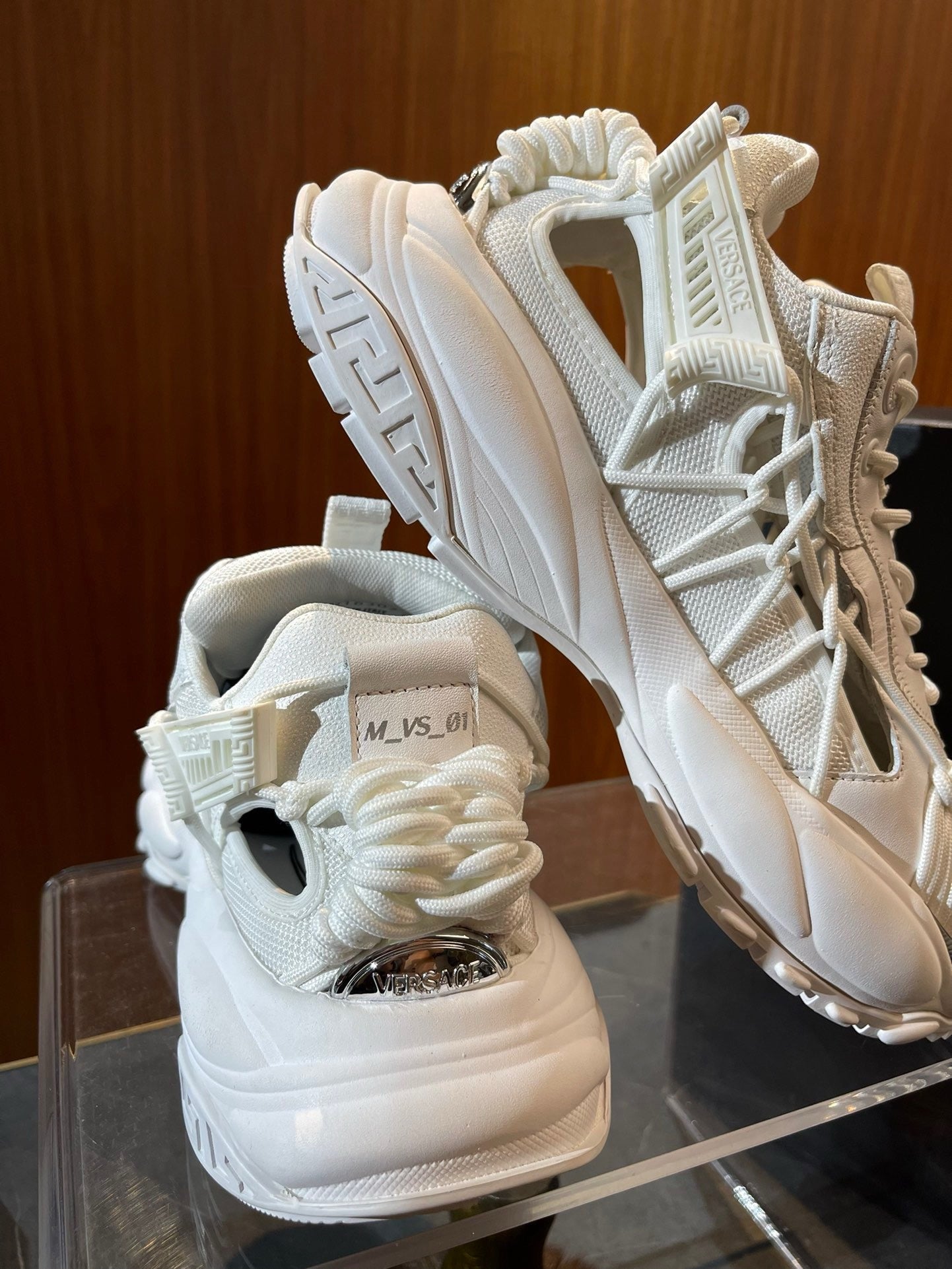 Zapatos blancos y negros