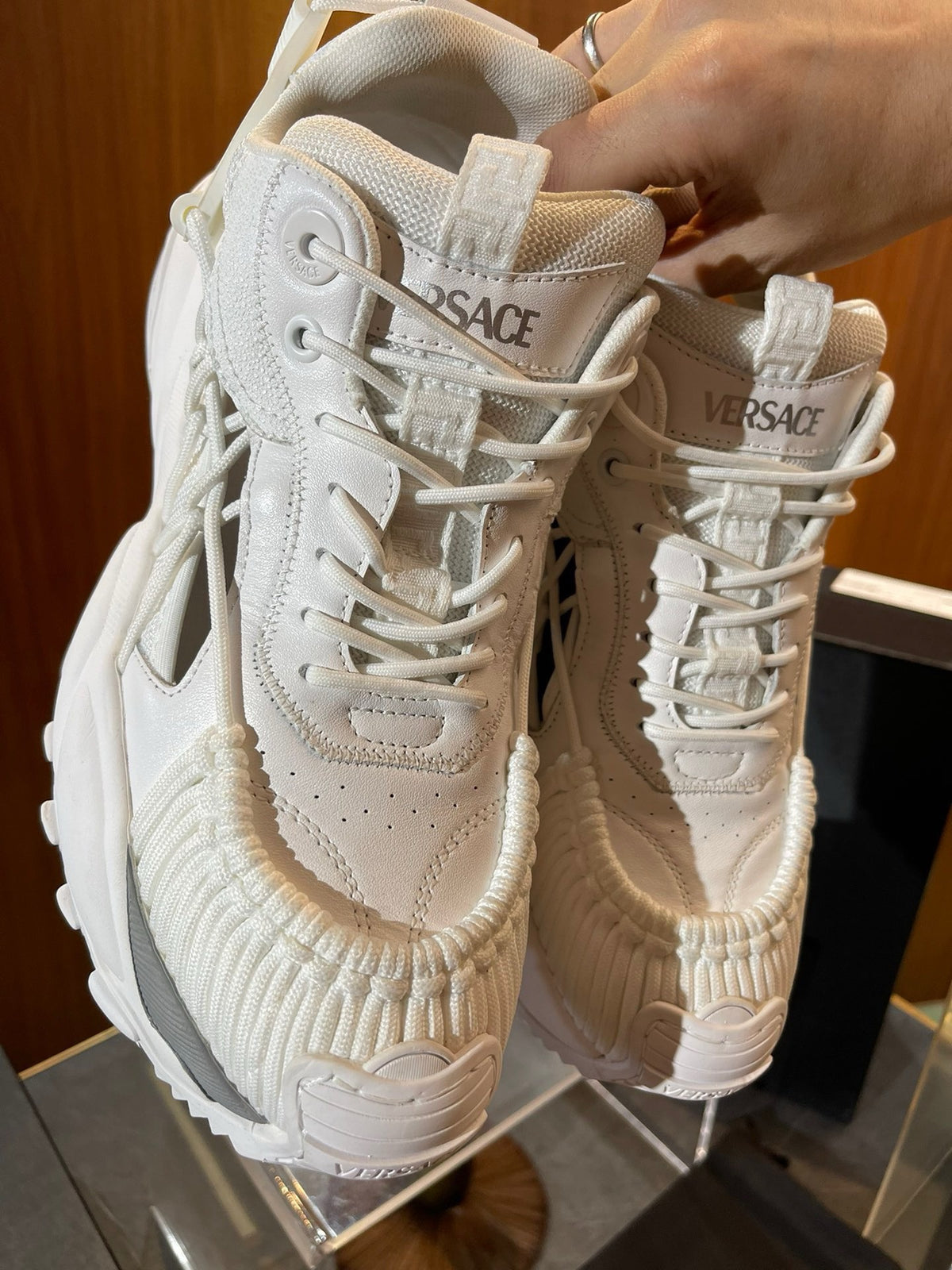 Zapatos blancos y negros