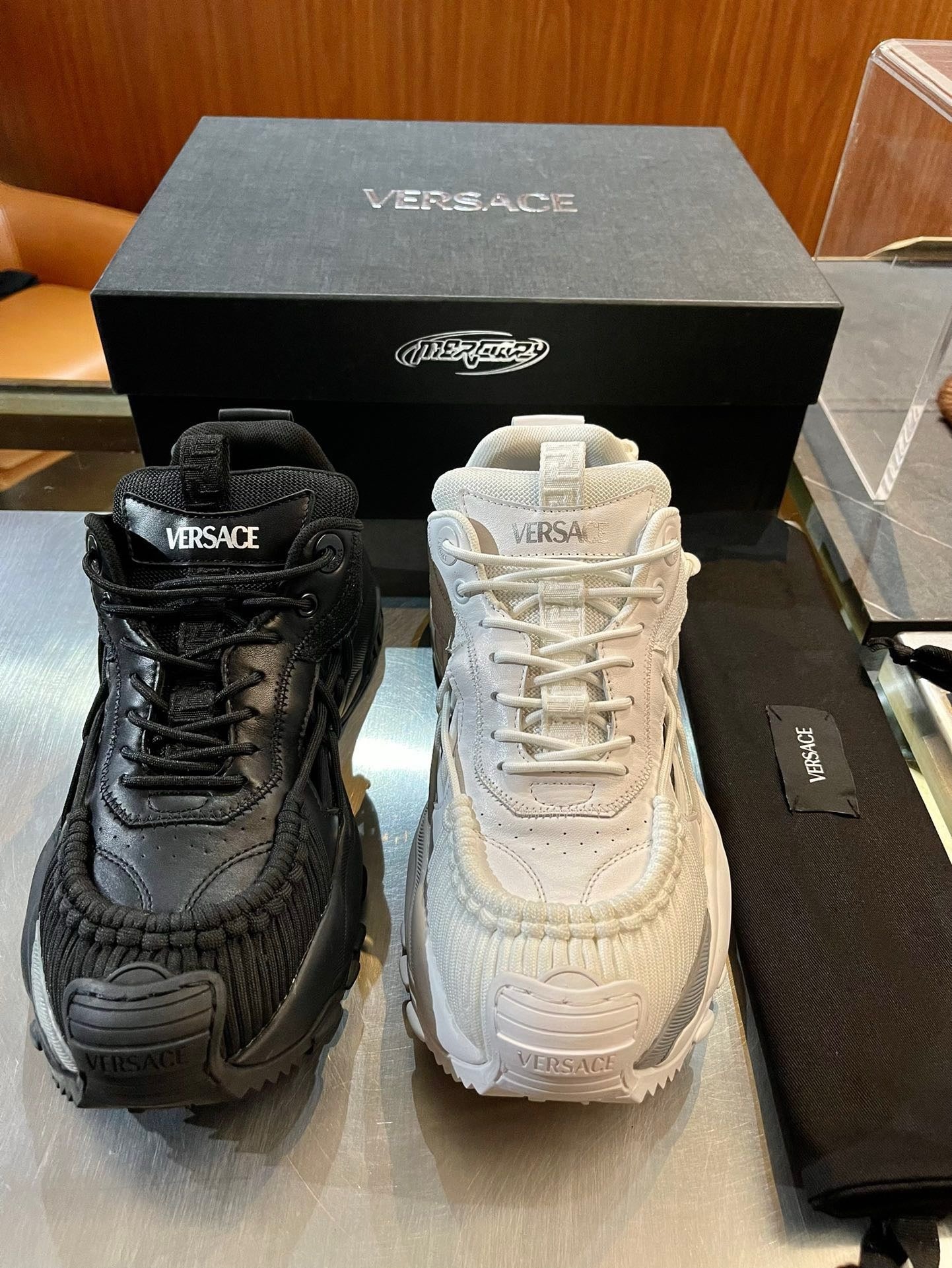Zapatos blancos y negros