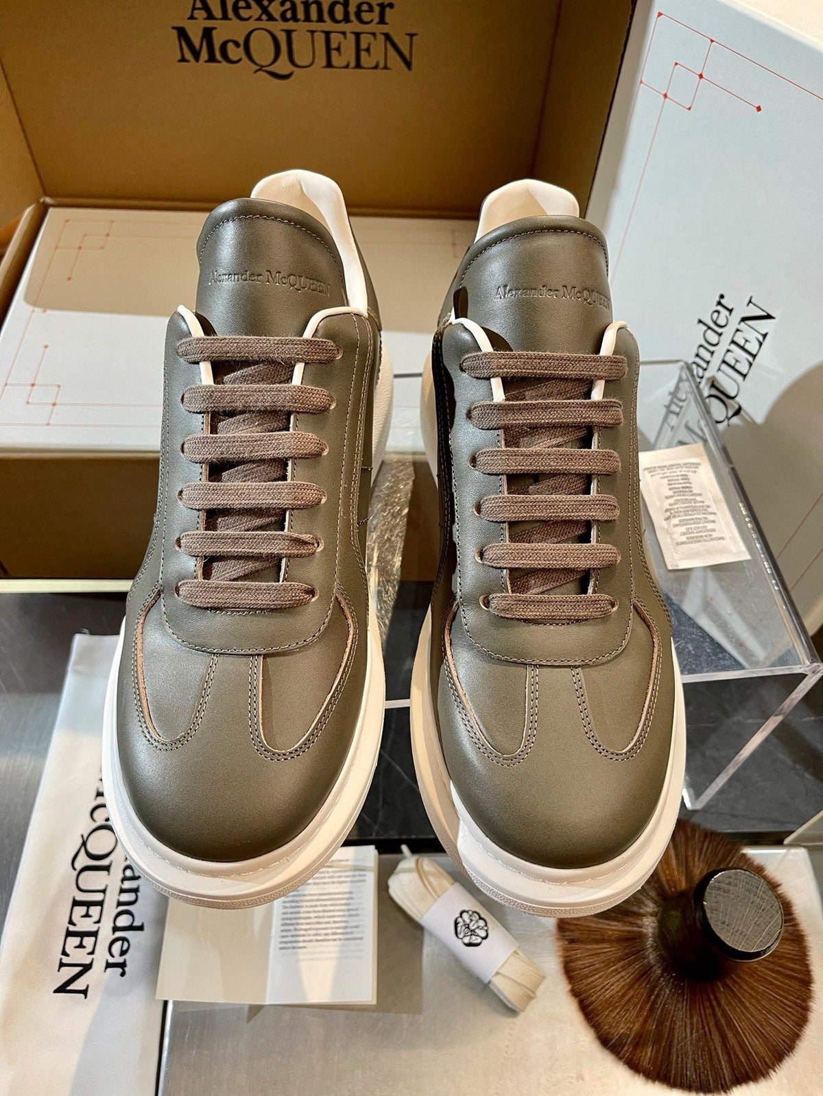 Mehrfarbige Schuhe