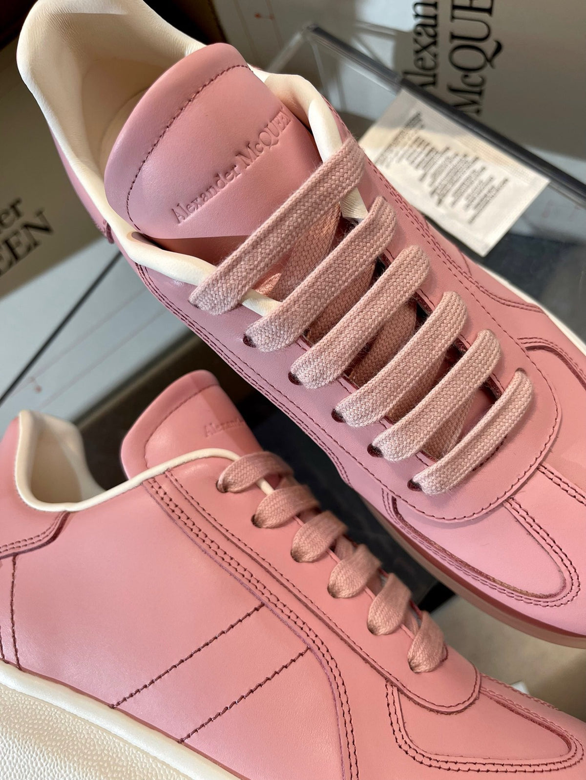 Mehrfarbige Schuhe