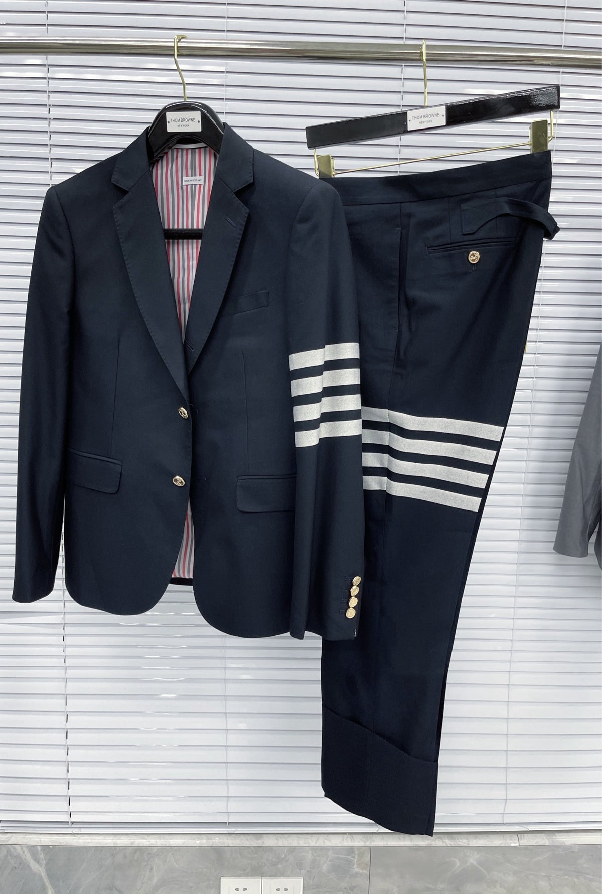 Schwarze und graue Hose