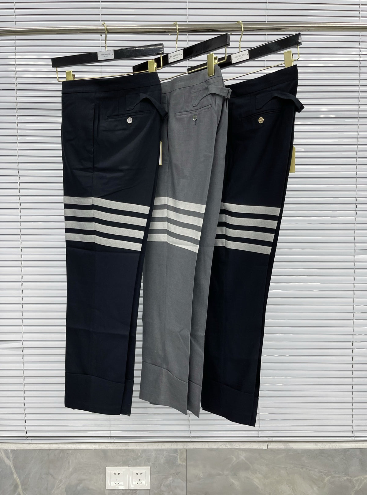 Schwarze und graue Hose
