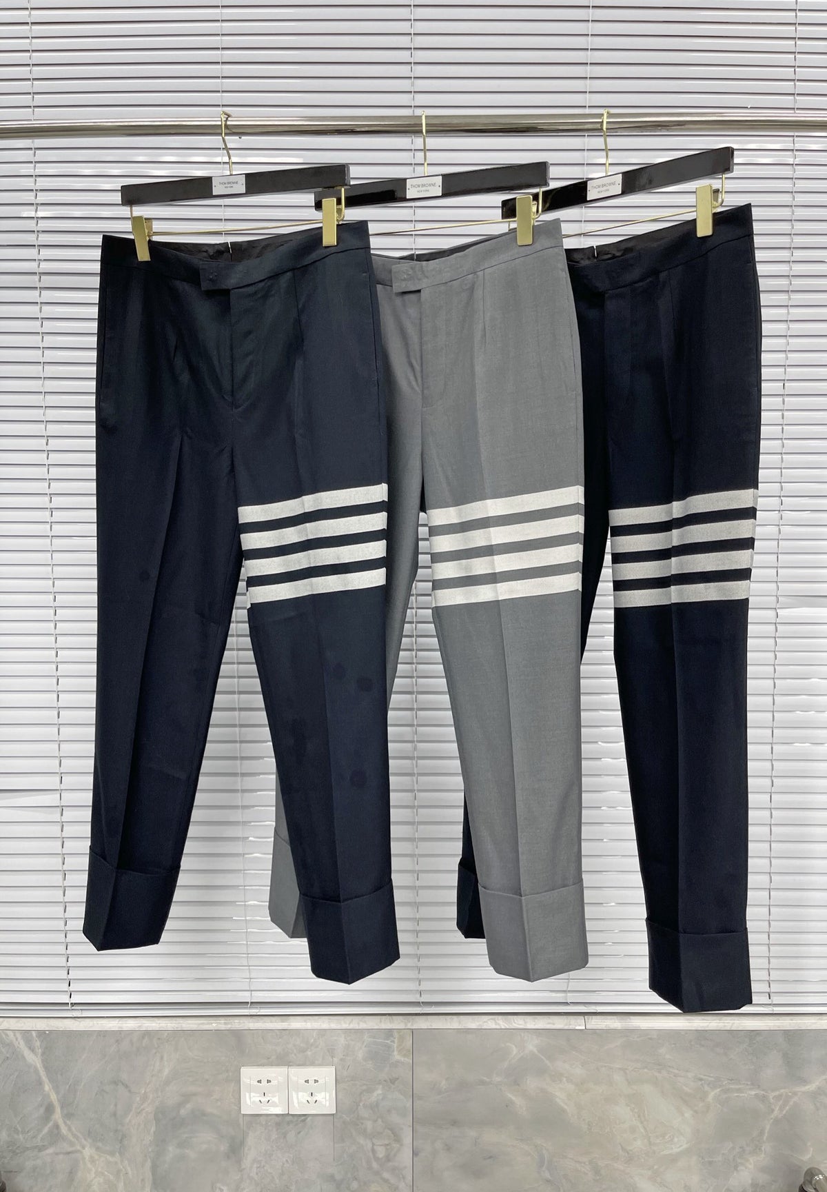 Schwarze und graue Hose