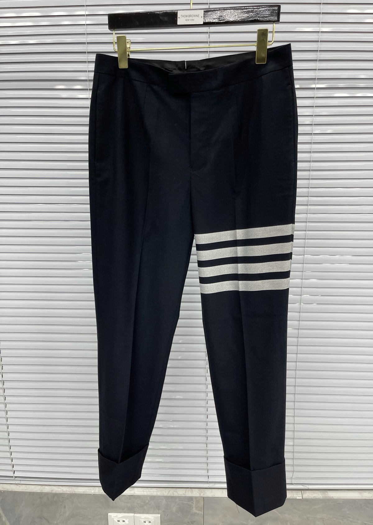 Schwarze und graue Hose