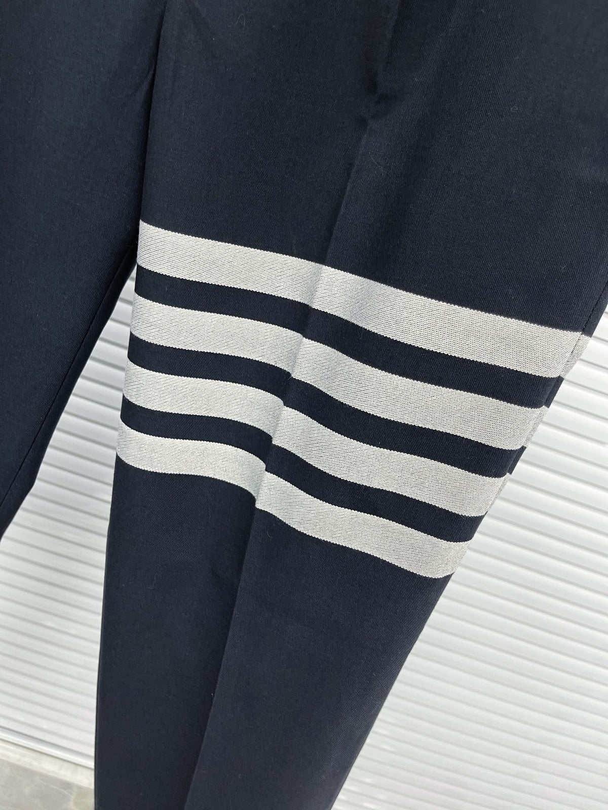 Schwarze und graue Hose