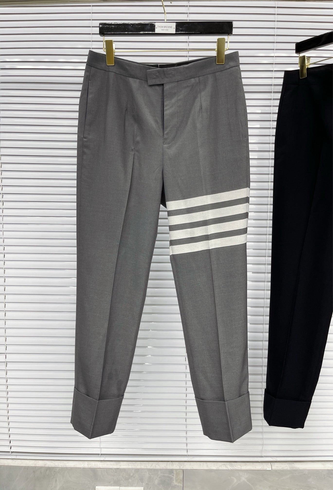 Schwarze und graue Hose