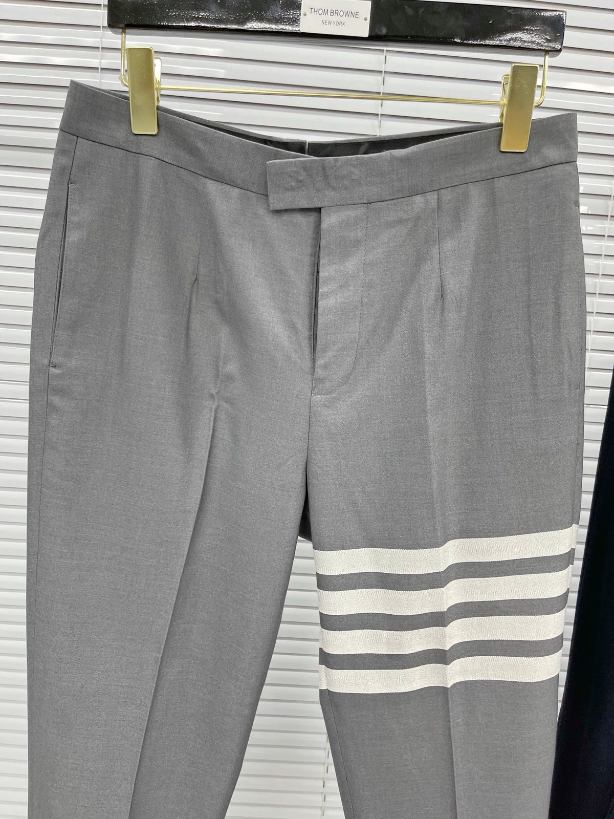 Schwarze und graue Hose