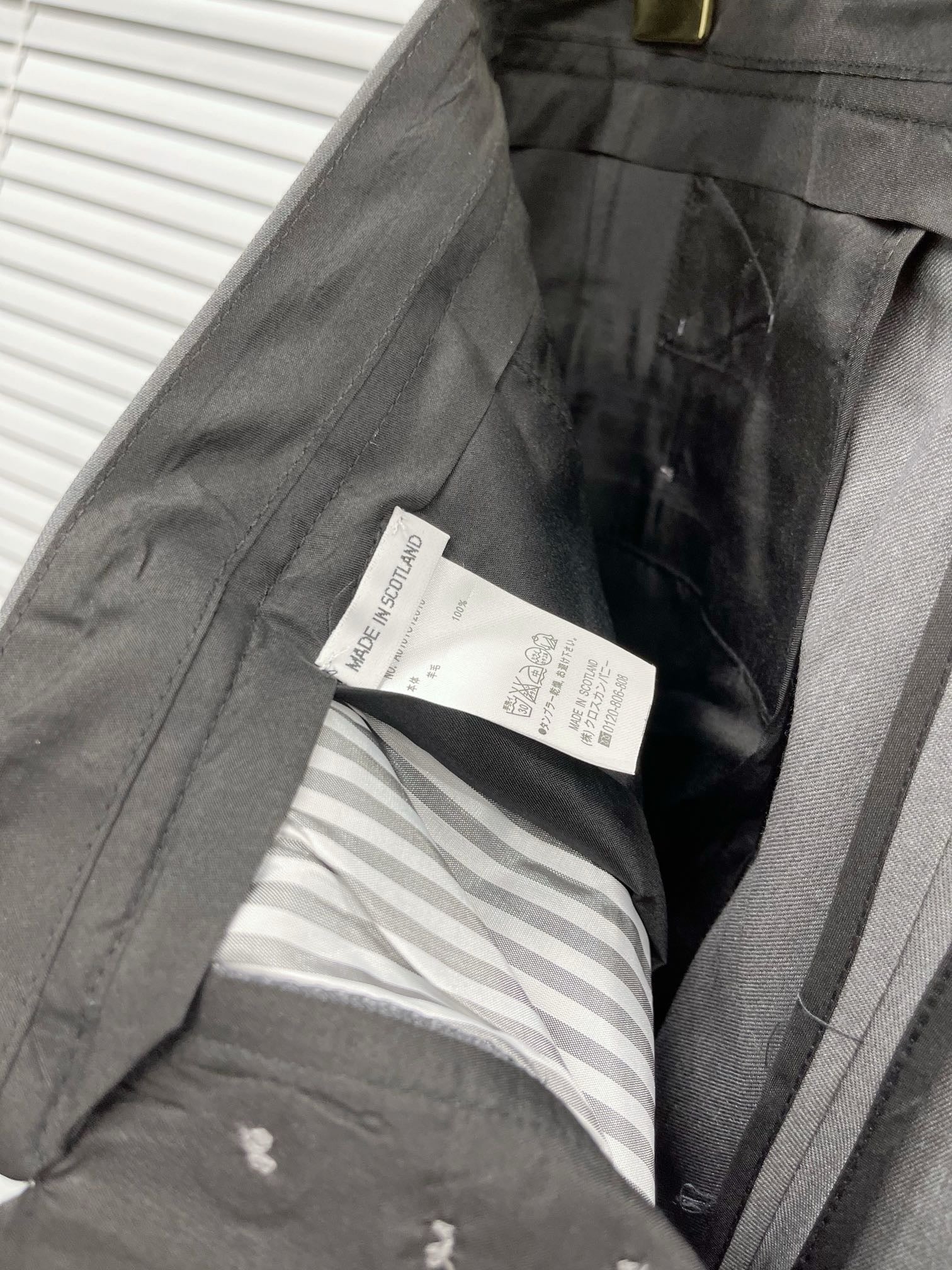 Schwarze und graue Hose