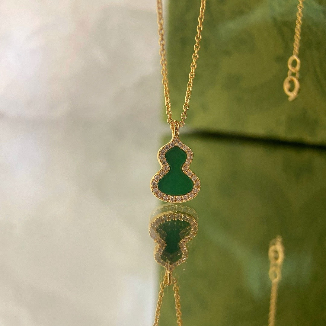 Goldene grüne Halskette