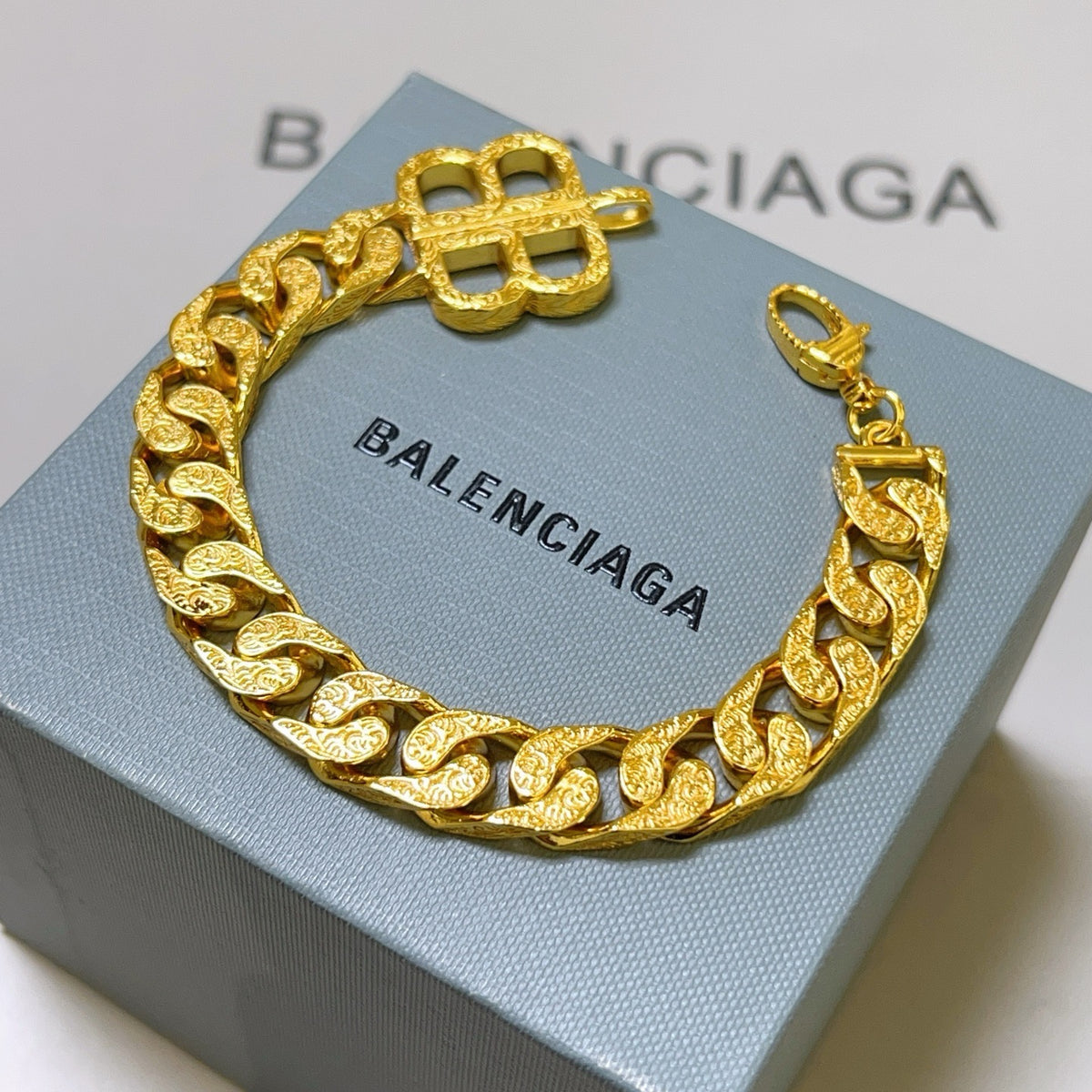 Goldenes Armband