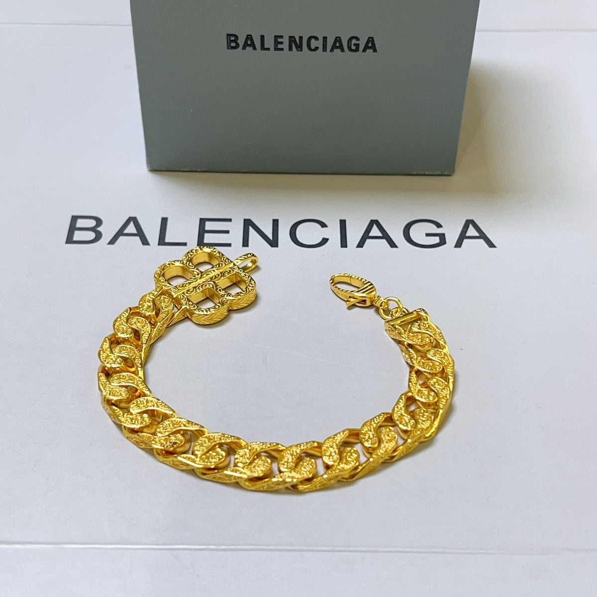 Goldenes Armband