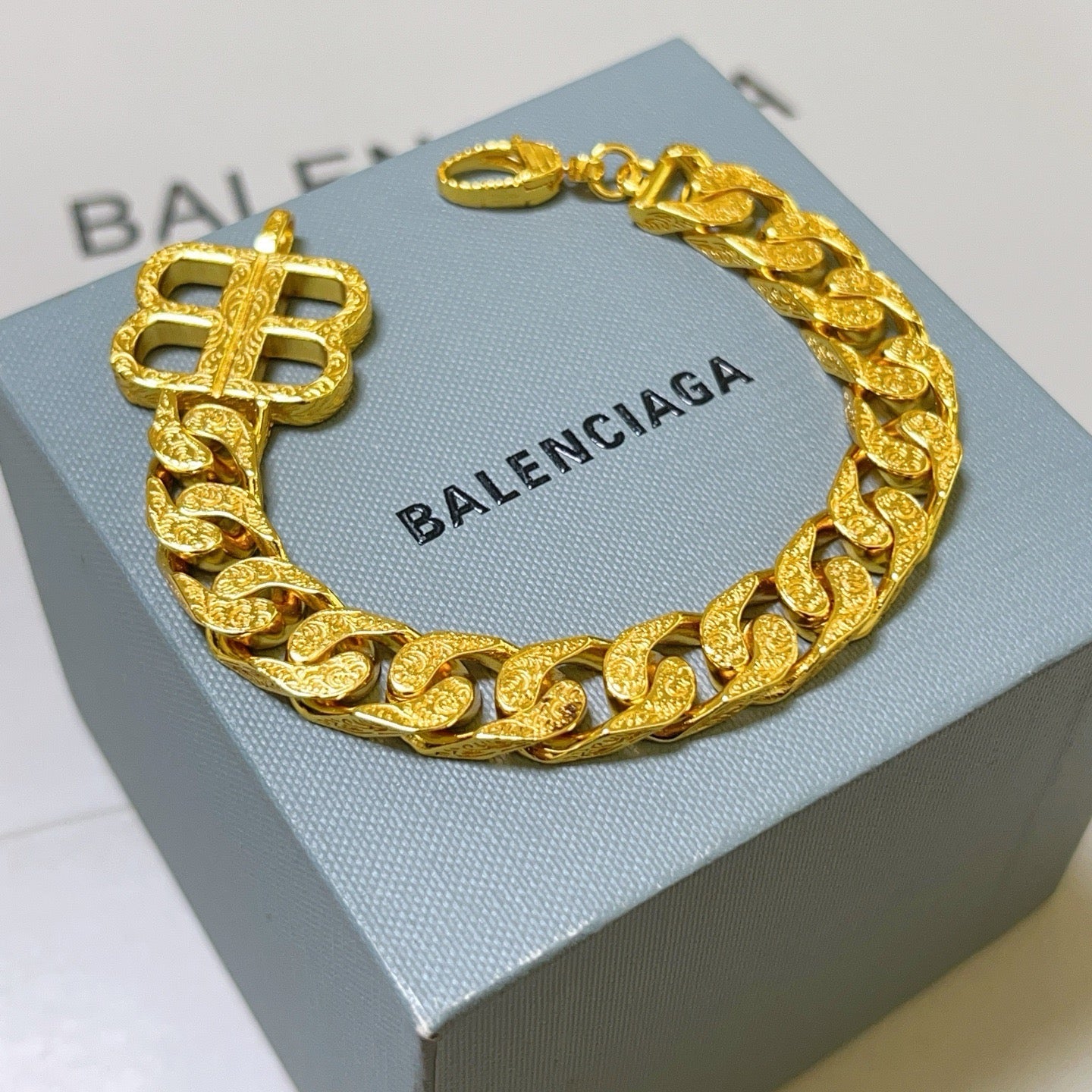 Goldenes Armband