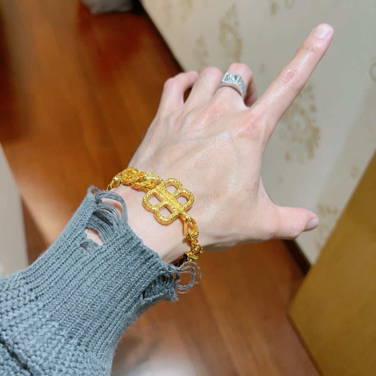 Goldenes Armband