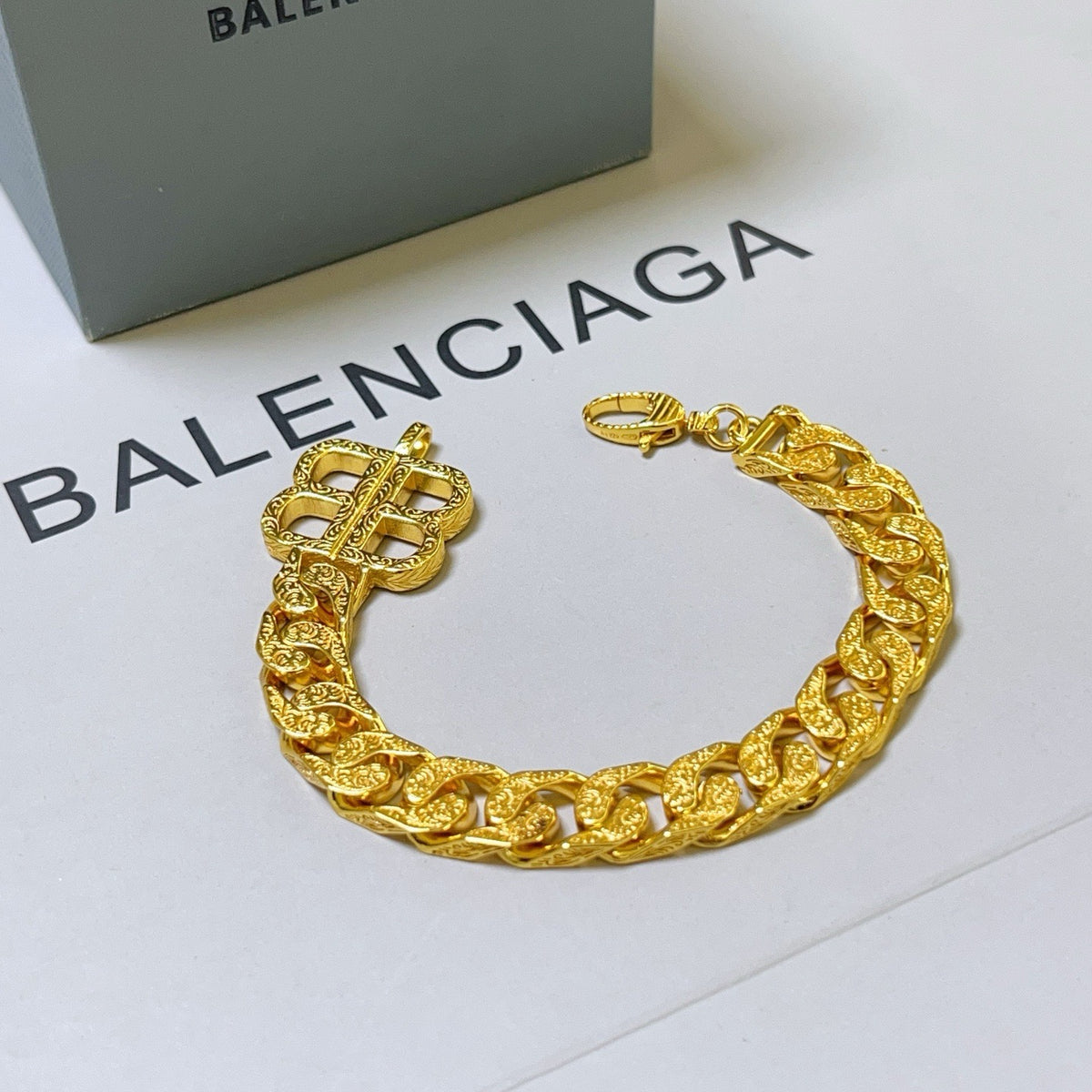 Goldenes Armband