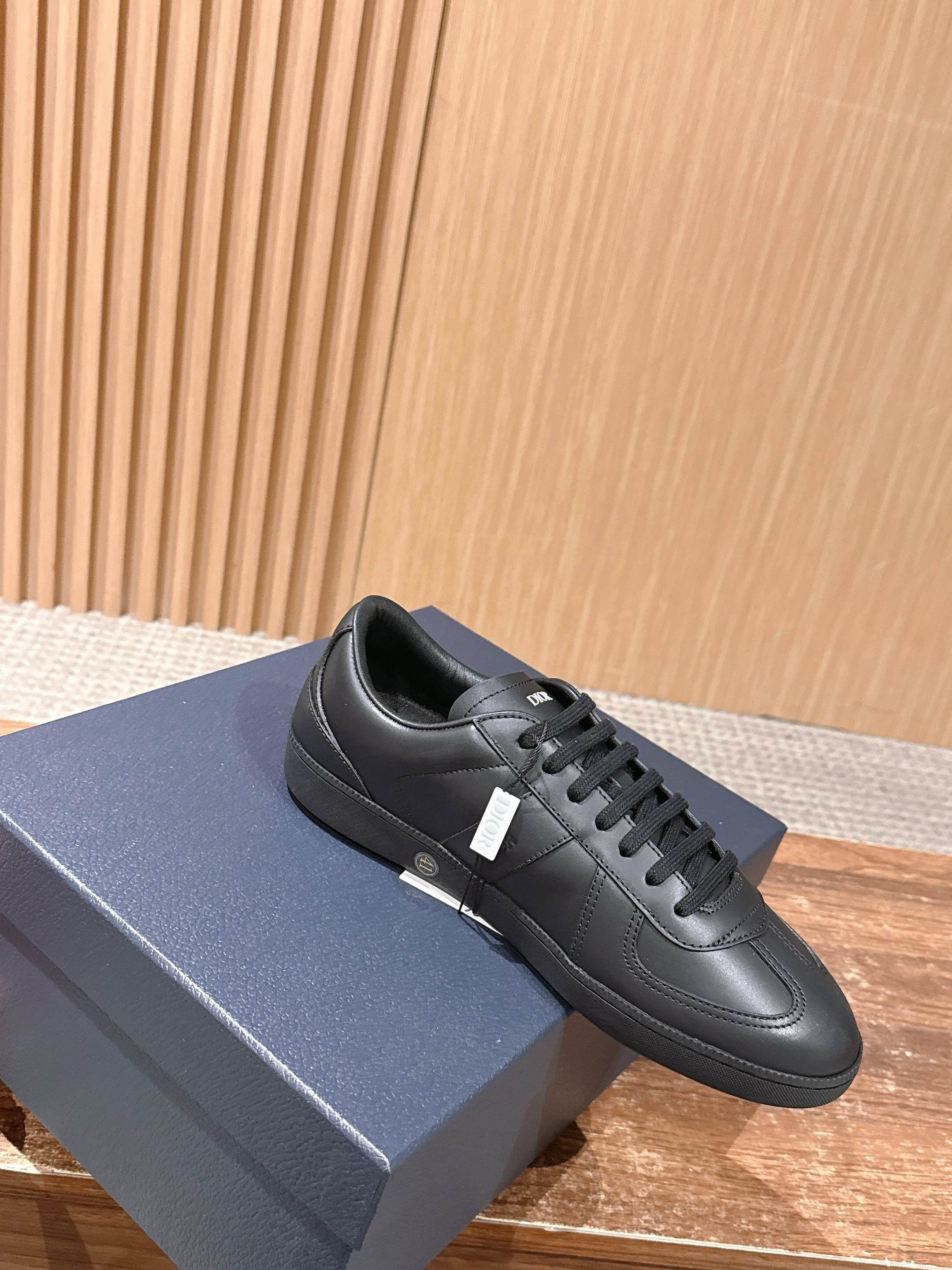Black and White Shoes - FashionHype.xyz